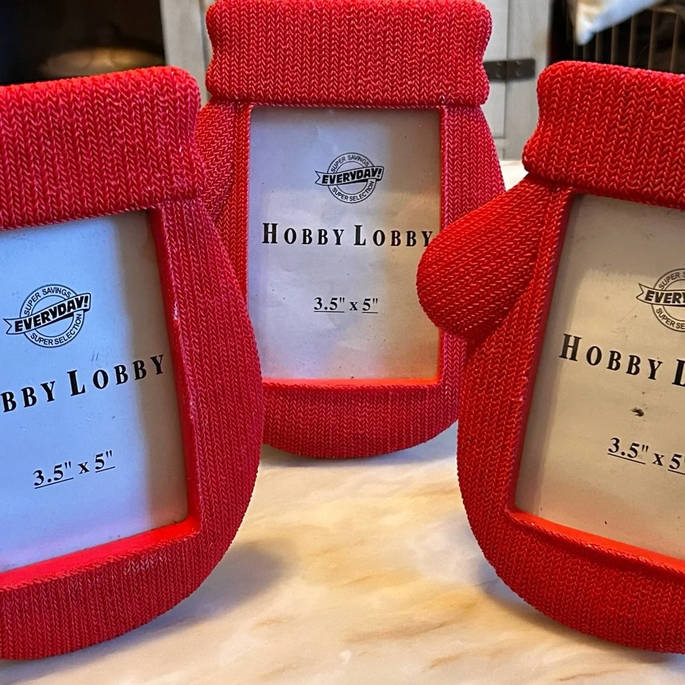 Hobby Lobby Set of 3 Red Mitten Photo Frames Vintage Christmas‎ Size 3.5” x 5”